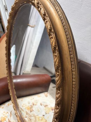 Espejo Ovalado Dorado con Relieve