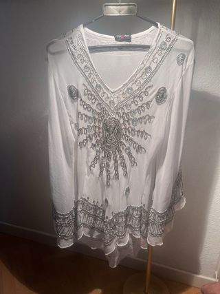 Top blanco  manga larga con pedreria plateada