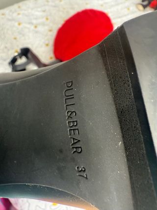 Botines negros con plataforma y hebilla