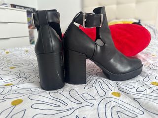 Botines negros con plataforma y hebilla