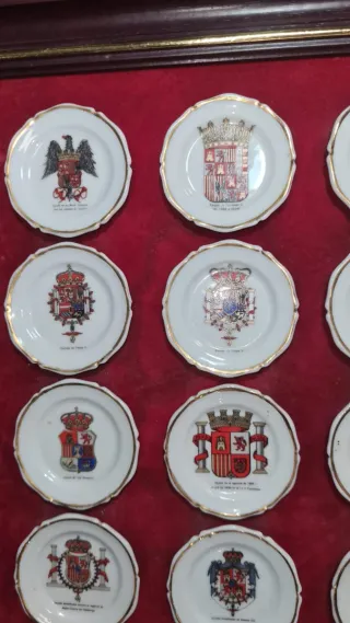 ​Colección 16 Miniaturas Escudos de España.