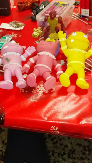 Muñecos de peluche rosas y amarillos