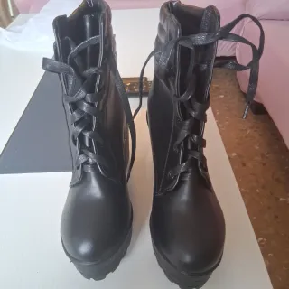 Botas negras con cordones y tacón