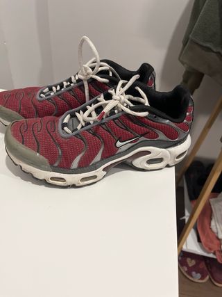 Zapatillas Nike TN Rojas, Blancas y Grises