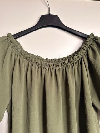 Maglia spalle scoperte verde oliva