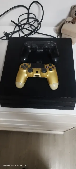 Consola PS4 Negra + Mando Dorado