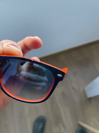 Gafas de sol Ray-Ban negras y naranjas