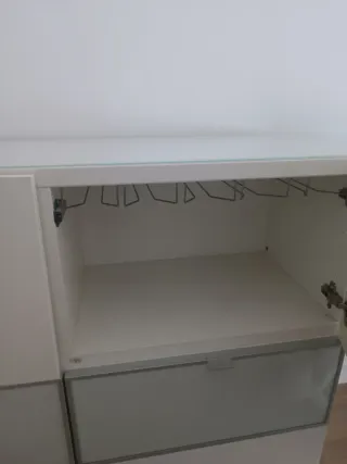 Mueble de salón blanco y cristal
