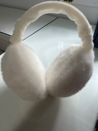 Orejeras de pelo blancas