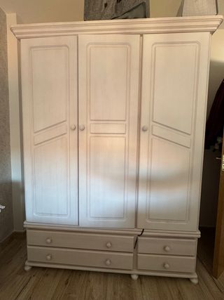 Armario de madera blanco envejecido