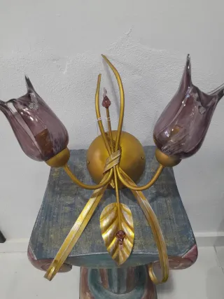 Aplique de pared dorado con tulipas moradas