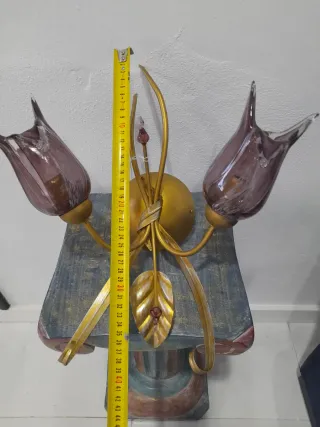 Aplique de pared dorado con tulipas moradas