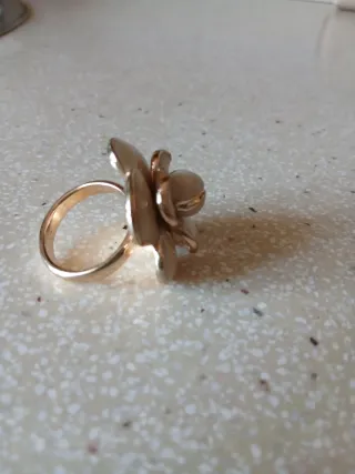 Anillo Flor Beige y Dorado