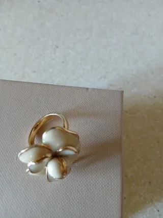 Anillo Flor Beige y Dorado
