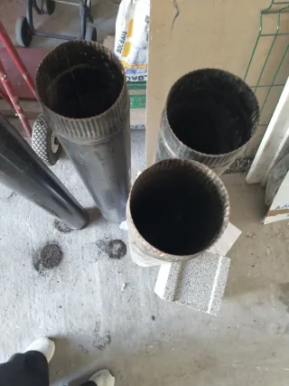 Tubos de chimenea metálicos negros
