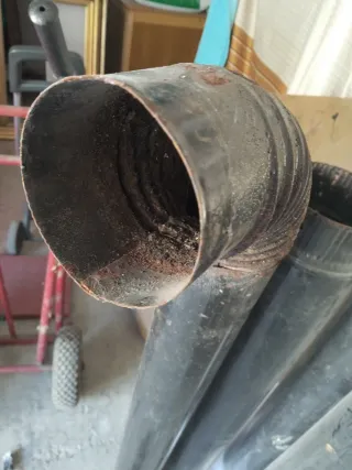 Tubos de chimenea metálicos negros