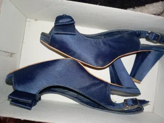 Zapatos de satén azul con lazo