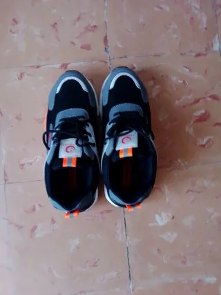 Zapatos de seguridad negros y naranjas