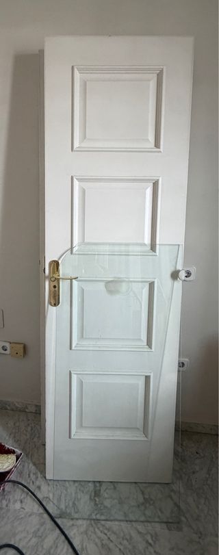 Puerta blanca con pomo dorado