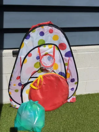 Parque de bolas infantil con túnel
