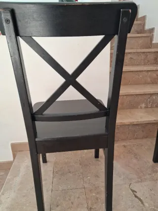 Juego de 4 sillas de comedor negras.
