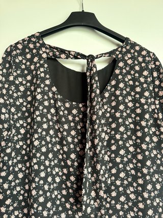 Blusa nera con fiori rosa e fiocco