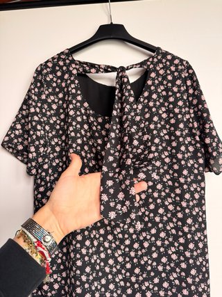 Blusa nera con fiori rosa e fiocco