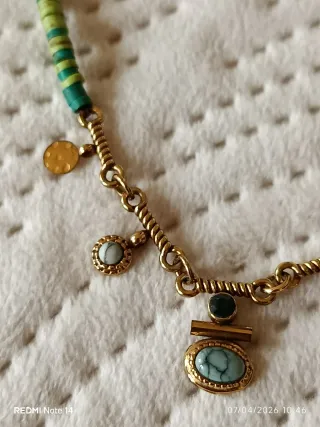 Colar Dourado com Contas Verdes