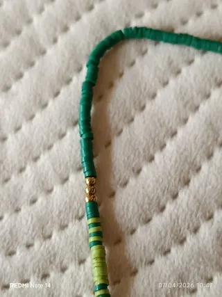 Colar Dourado com Contas Verdes