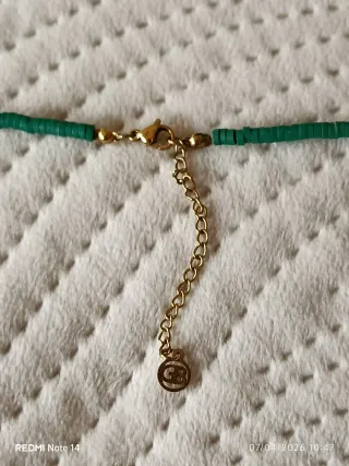 Colar Dourado com Contas Verdes