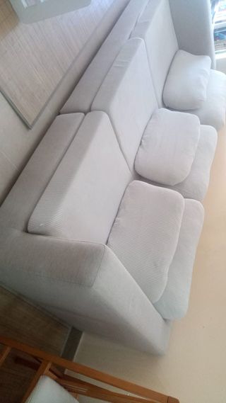 Sofá gris grande y cómodo