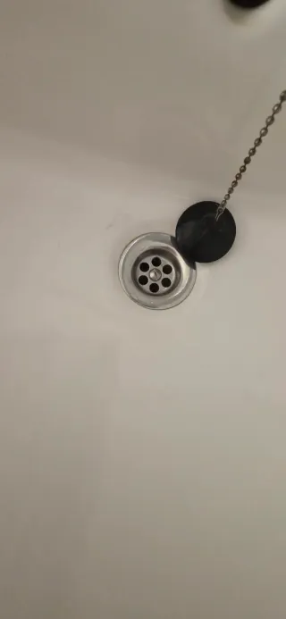 Lavabo de pie blanco y gris
