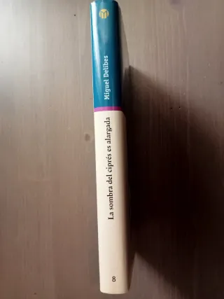 Novela La sombra del ciprés es alargada de Delibes