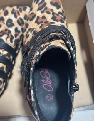 Botines con estampado de leopardo y hebillas