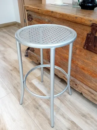 Taburete alto metálico plateado
