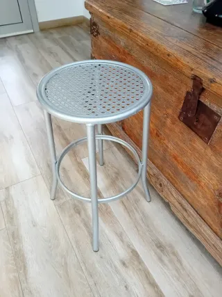 Taburete alto metálico plateado