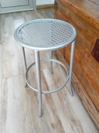 Taburete alto metálico plateado