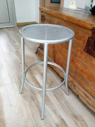 Taburete alto metálico plateado