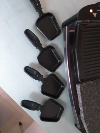 Plancha Eléctrica Raclette con 8 sartenes