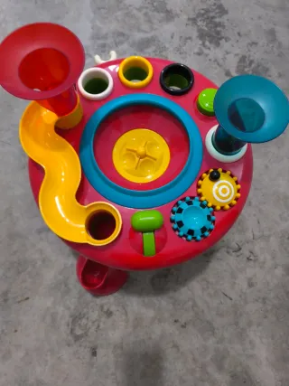 Mesa de actividades para bebé
