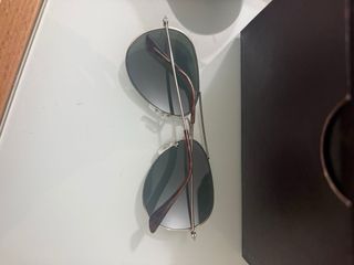 diversos modelos de gafas de sol aviador