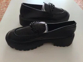 Zapatos mocasines negros con cadena T41