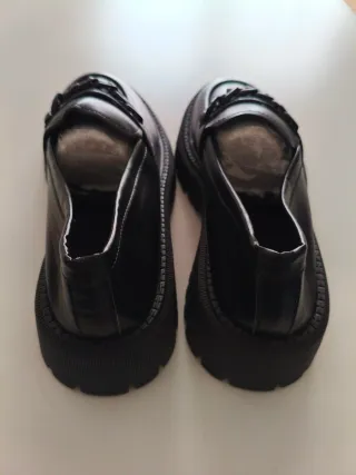 Zapatos mocasines negros con cadena T41