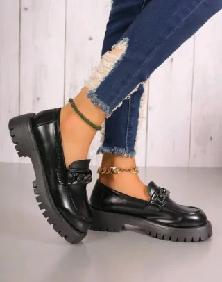 Zapatos mocasines negros con cadena T41