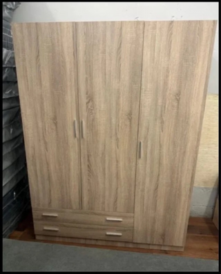 Ultimi armadi in offerta! Scopri la nostra selezione esclusiva di armadi, progettati per ottimizzare lo spazio e portare eleganza alla tua casa.