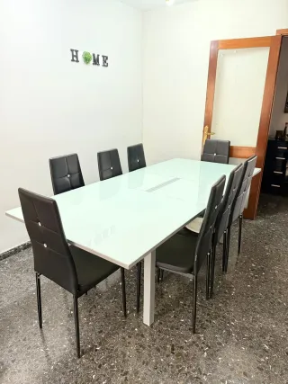 Tavolo da pranzo bianco senza sedie