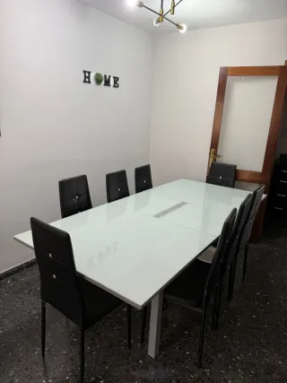 Tavolo da pranzo bianco senza sedie