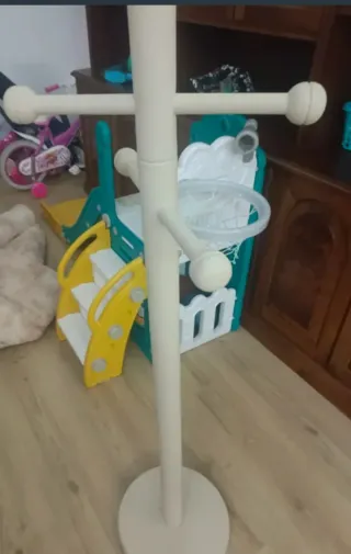 Colgador de pie de madera beige