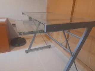 Escritorio de cristal y metal