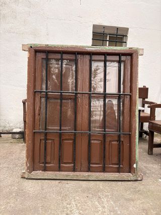 Ventana antigua madera con rejas. 1,20 x 1 metro